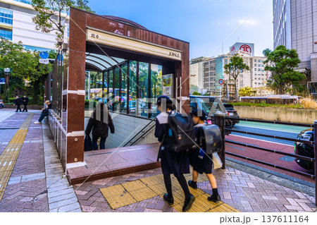日本の横浜都市景観喫煙する高齢者（左）。横浜駅周辺で急増する高齢者の喫煙… 137611164