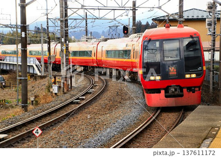 新宿駅から日光路を駆け抜け鬼怒川温泉へ… 直通特急【253系】 電車 137611172