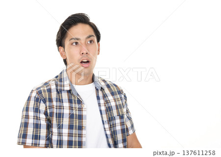 驚く男性 137611258