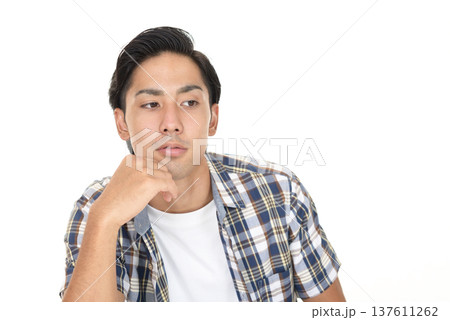 考え事をする男性 考え事をする男性 137611262