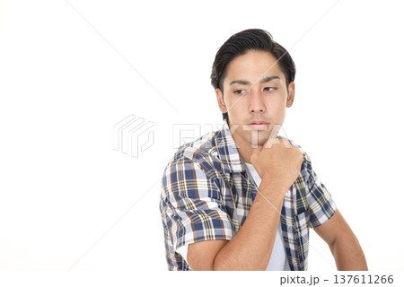 考え事をする男性 137611266