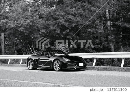 艶々の黒いオープンカー 137611500