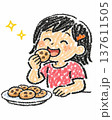 クッキーを美味しそうに食べる女の子 137611505