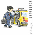 タクシーに乗り込む会社員 137611525