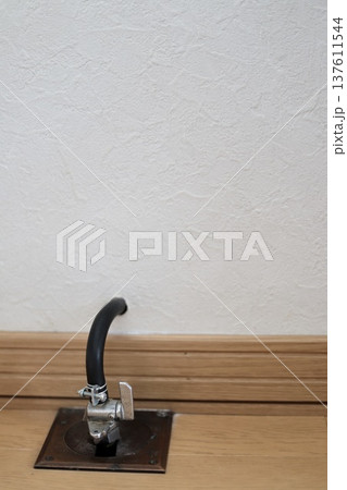 家の床と壁に繋がっている灯油コックと灯油ストーブ用ホース 家の床と壁に繋がっている灯油コックと灯油ストーブ用ホース 137611544