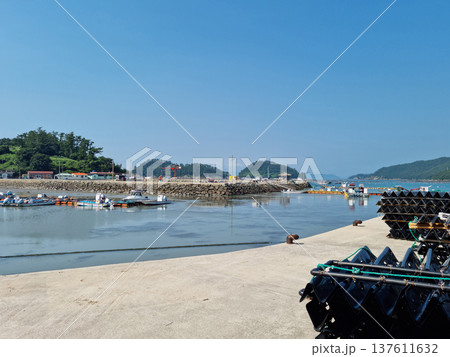 It is an island village with a port. 137611632