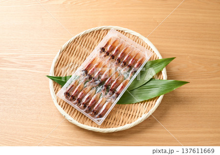 ケースに並べた生ホタルイカ 137611669