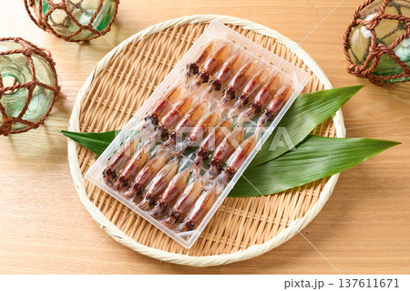 ケースに並べたホタルイカ 137611671