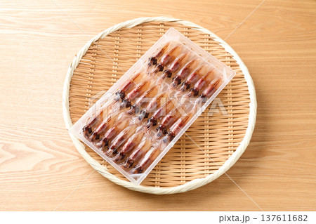ケースに並べた生ホタルイカ ケースに並べた生ホタルイカ 137611682