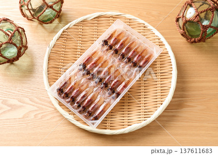 ケースに並べた生ホタルイカ ケースに並べた生ホタルイカ 137611683