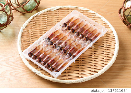 ケースに並べた生ホタルイカ ケースに並べた生ホタルイカ 137611684