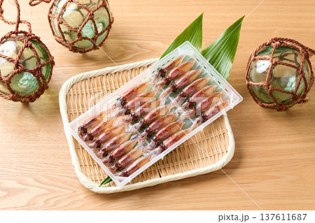 ケースに並べた生ホタルイカ ケースに並べた生ホタルイカ 137611687