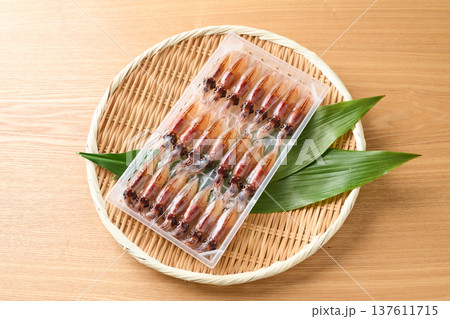 ケースに並べた生ホタルイカ 137611715