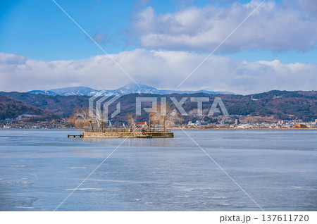 結氷した諏訪湖と霧氷を纏う初島 結氷した諏訪湖と霧氷を纏う初島 137611720
