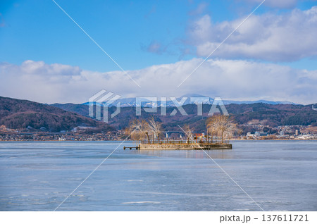 結氷した諏訪湖と霧氷を纏う初島 137611721