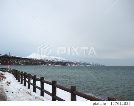 峯浜パーキングから見た知床連山 峯浜パーキングから見た知床連山 137611825