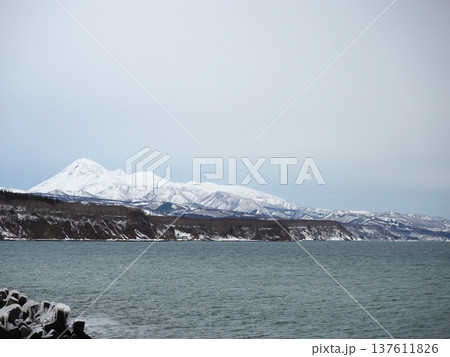 峯浜パーキングから見た知床連山 峯浜パーキングから見た知床連山 137611826
