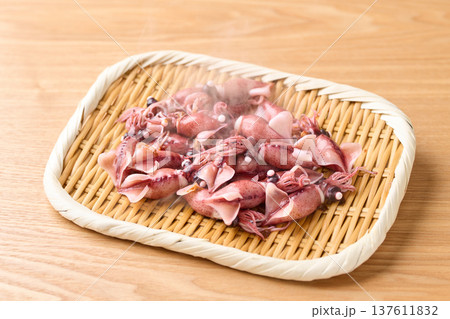 ボイルしたホタルイカ 137611832