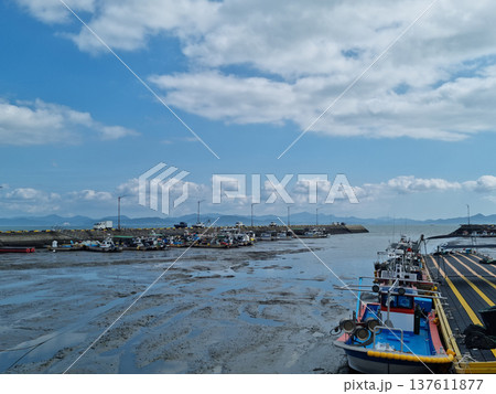 A beach where fishing boats are anchored. A beach where fishing boats are anchored. 137611877