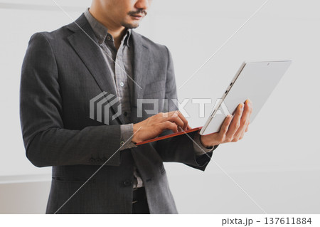 ビジネス　ボディパーツ　ノートパソコン 137611884