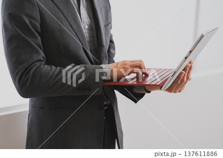 ビジネス　ボディパーツ　ノートパソコン 137611886