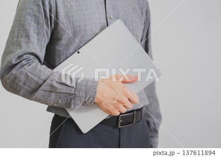 ビジネス　ボディパーツ　タブレット持ち 137611894