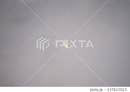霞む空と月の輝く空の風景 霞む空と月の輝く空の風景 137612023