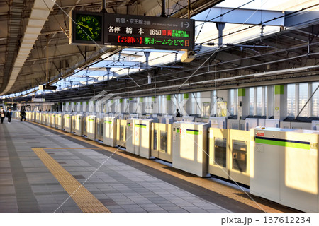 都営新宿線東大島駅ホームの景色 137612234