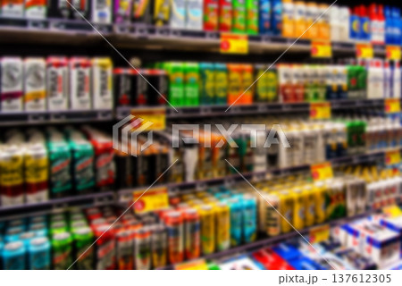 ボカシ画像　ドラッグストア　飲料品棚 137612305