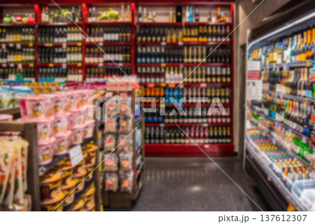 ボカシ画像　ラスベガス　スーベニアショップ　ワイン他飲料品陳列棚 137612307