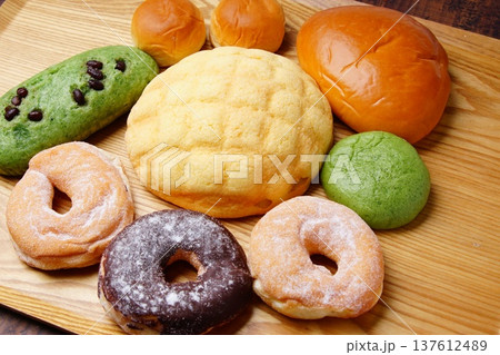 甘い菓子パン 甘い菓子パン 137612489