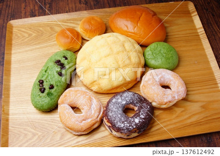 甘い菓子パン 甘い菓子パン 137612492