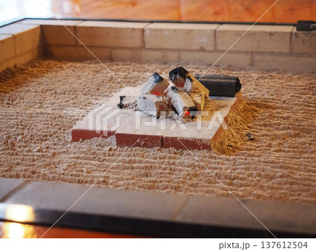 囲炉裏の炭が燃えている風景 137612504