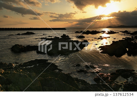 美しい海岸の夕日 美しい海岸の夕日 137612534