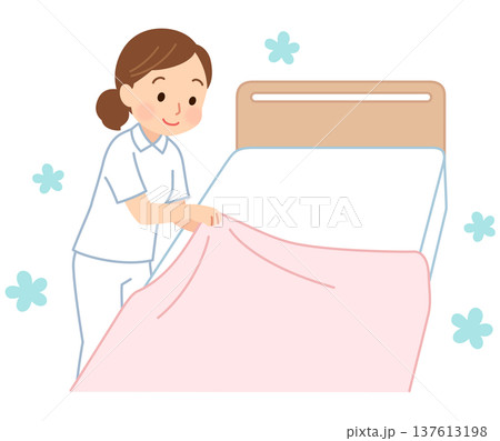 シーツ交換をする女性介護職　看護師　介護士 137613198