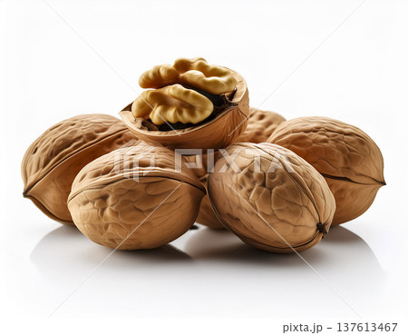 白背景のくるみ｜殻付きで並ぶナッツ素材 137613467