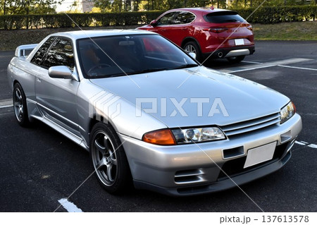 駐車場に停めた自動車 137613578