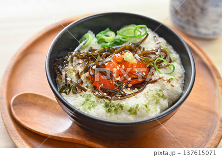 とろろご飯にのせた卵黄の塩昆布漬け わさび添え とろろご飯にのせた卵黄の塩昆布漬け わさび添え 137615071