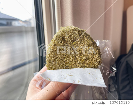 とろろ昆布おにぎりを持っている手。 137615150
