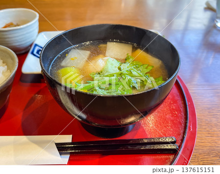 大根、ネギなど野菜の具沢山味噌汁。 大根、ネギなど野菜の具沢山味噌汁。 137615151