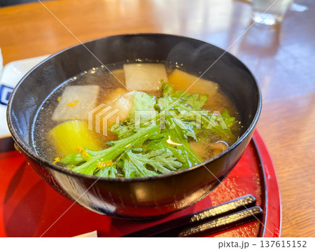 大根、ネギなど野菜の具沢山味噌汁のクローズアップ。 大根、ネギなど野菜の具沢山味噌汁のクローズアップ。 137615152