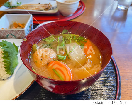 金沢で有名な赤巻というナルトや大根、人参、練り物など具沢山味噌汁。 137615153