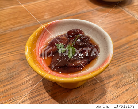 金沢で有名な醤油漬けしたホタルイカ。 金沢で有名な醤油漬けしたホタルイカ。 137615178