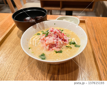 本ズワイガニの身を雑炊に乗せた蟹雑炊。 本ズワイガニの身を雑炊に乗せた蟹雑炊。 137615193