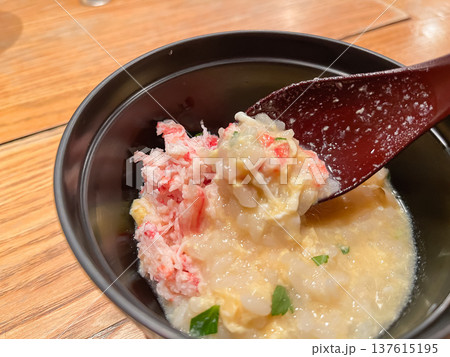 本ズワイガニの身を雑炊に乗せた蟹雑炊。 本ズワイガニの身を雑炊に乗せた蟹雑炊。 137615195