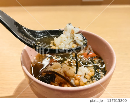 昆布や梅干しなど具沢山のお茶漬け。 137615200