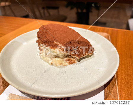 ココアパウダーがかかったクリーミーなティラミスケーキ。 137615227