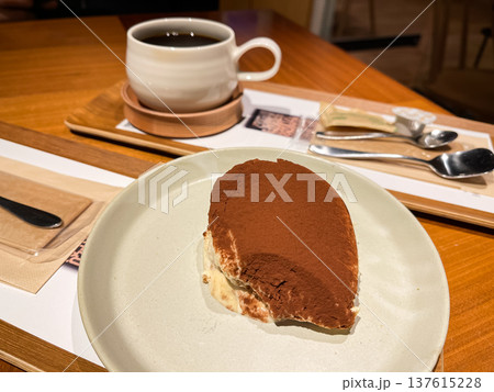 カフェで食べるティラミスケーキとコーヒー。 137615228