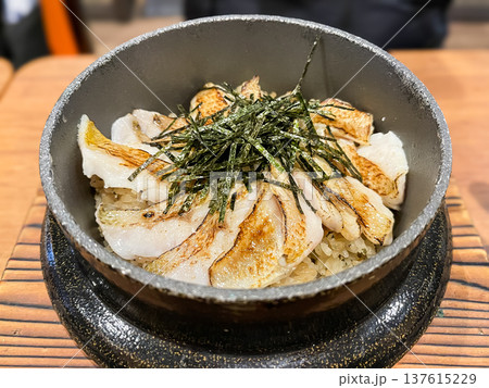 石川県で有名な魚 "のど黒" 。炙ったのど黒の切り身をご飯に乗せた "のど黒飯"。 137615229