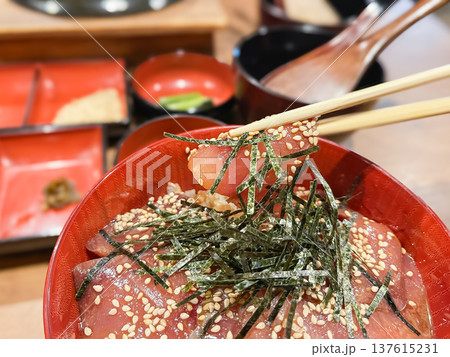 石川県の寒ぶり漬け丼。醤油味の寒ぶりの刺身を乗せたご飯。 137615231